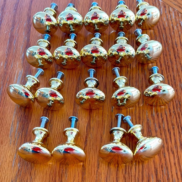 Gold cabinet knobs - Picture 1 of 2